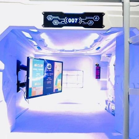 Met A Space Pod At Arab Street Singapore Exterior photo